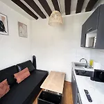 Urbanflat 164 - Studio Parisien En Plein Centre Ville